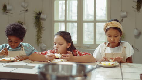 Niños-Multiétnicos-Comiendo-Gofres-Dulces-En-Una-Lección-Culinaria